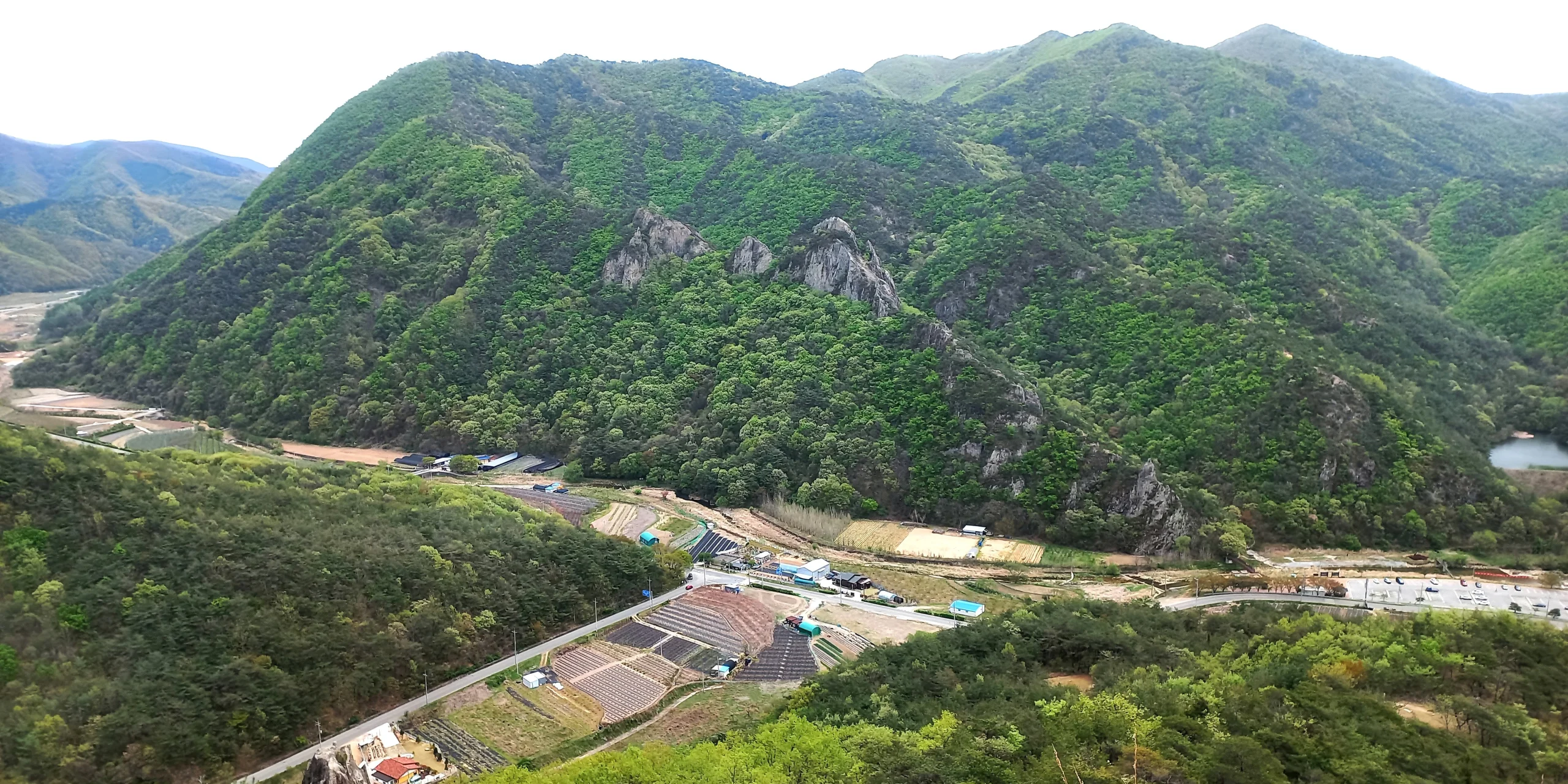 아미산 아래 마을과 밭